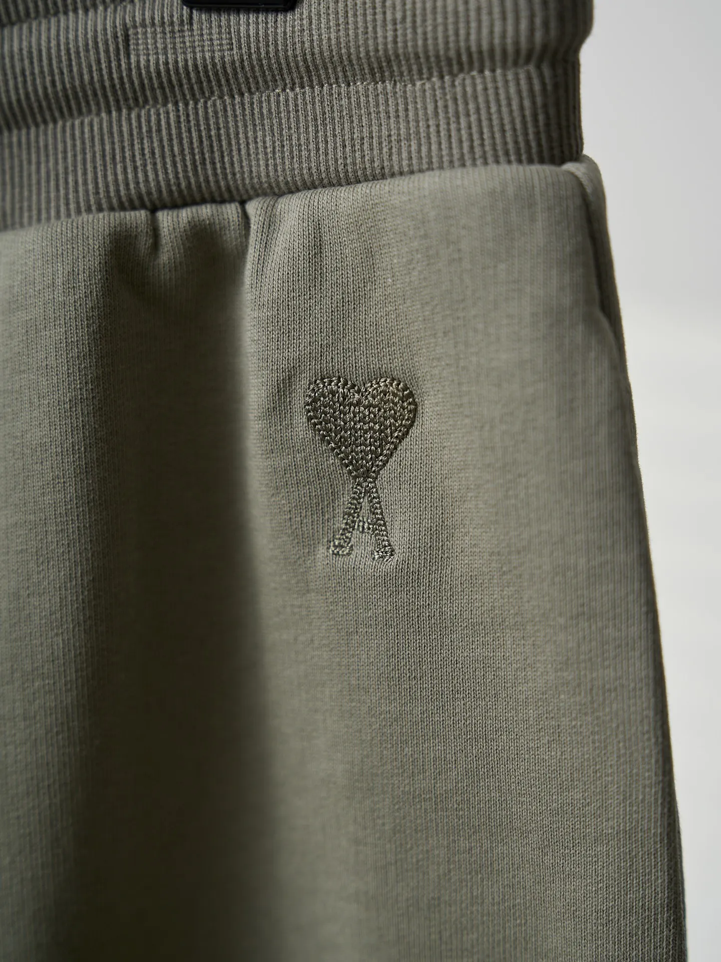 [Real auction] Ami/Ami love heart embroidered shorts [In Stock] S M L Love embroidery work with high precision, smooth and delicate lines, fermentation washing and softening, using the fermentation effect produced by mixing yeast, water and mild detergent to gently treat the fabric, improving the overall softness and loose fit.